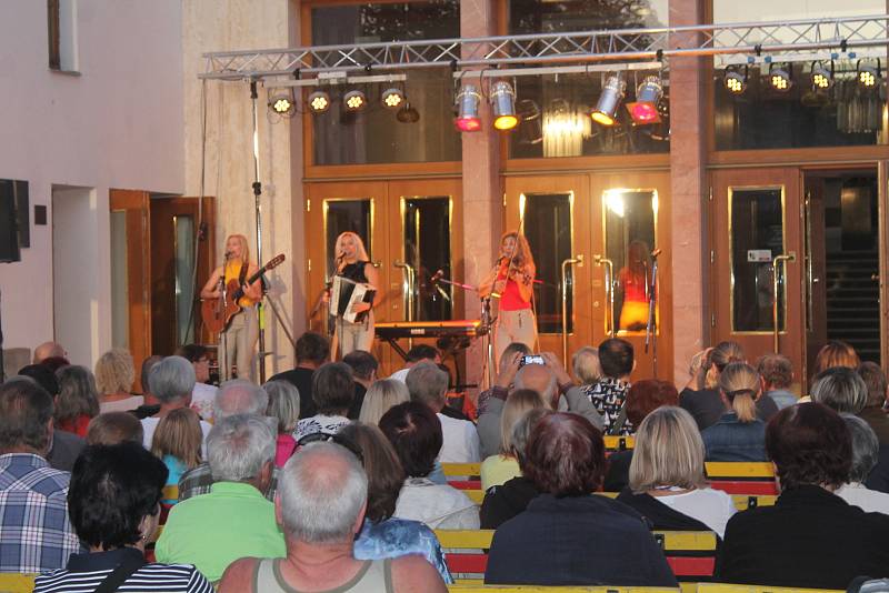 Koncert sesterského tria The Priester Sisters nabídl posluchačům kromě swingu také balkánské či slovenské lidové písně.