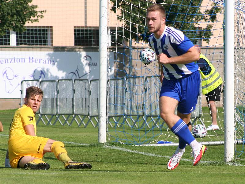 Fotbalisté Sokola Libiš (v modrém) porazili v domácím utkání 6. kola divize C Benátky nad Jizerou 2:1.