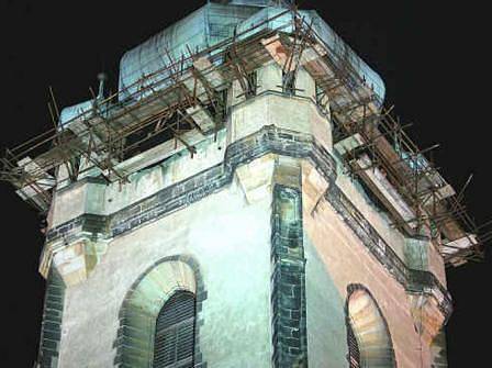 Opravy věže se potýkaly se spoustou potíží, včetně tun ptačího trusu.