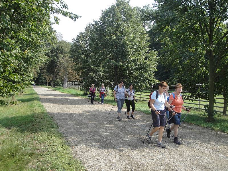 Dámy z klubu Nordic walking ve Všetatech vyrazily na poslední letní vycházku do veltruského zámeckého parku.