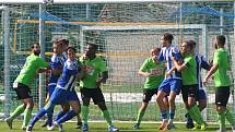 Fotbalisté Sokola Libiš (v modrém) porazili v domácím utkání 6. kola divize C Benátky nad Jizerou 2:1.