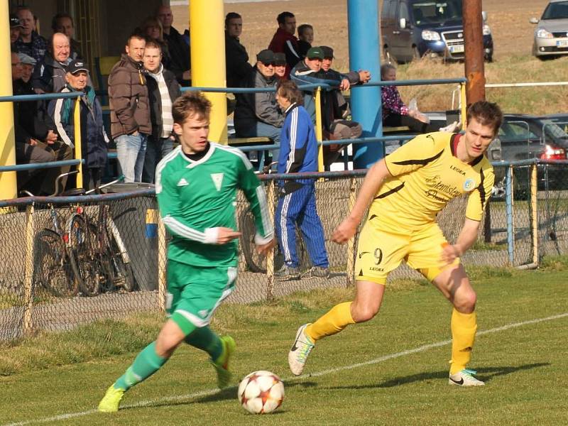 Sokol Ovčáry (ve žlutém) - Tatran Rakovník (6:0); 19. kolo krajského přeboru; 28. března 2015