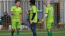 Fotbalisté FK Neratovice/Byškovice (žlutomodré dresy) v prvním přípravném utkání podlehli třetiligovému FK Loko Vltavín 3:4.