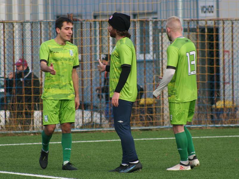 Fotbalisté FK Neratovice/Byškovice (žlutomodré dresy) v prvním přípravném utkání podlehli třetiligovému FK Loko Vltavín 3:4.