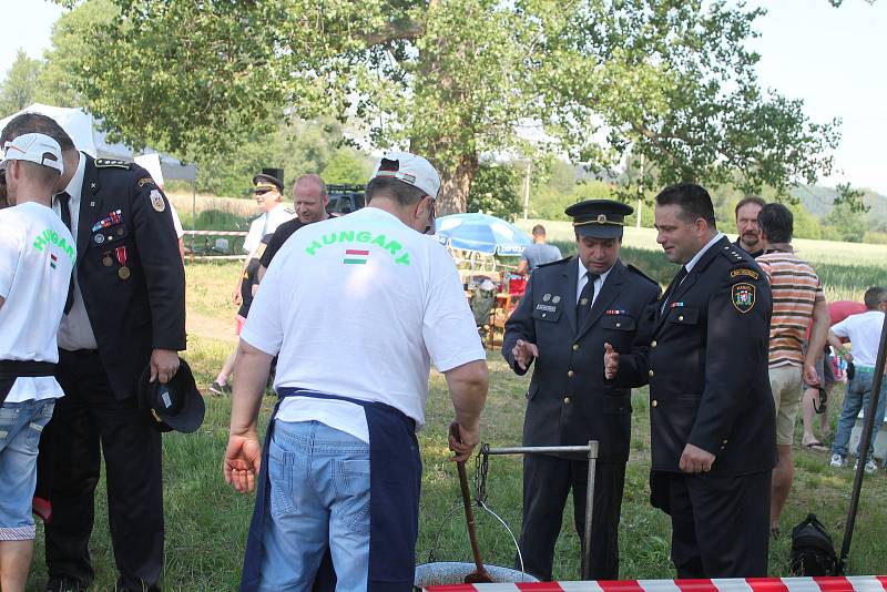 Prosluněný den ve městě Veltrusy začal vůní smažené cibulky a masa.