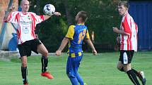 Fotbalisté Byšic (modrožluté dresy) ve své podzimní domácí premiéře porazili Holubice 3:1.