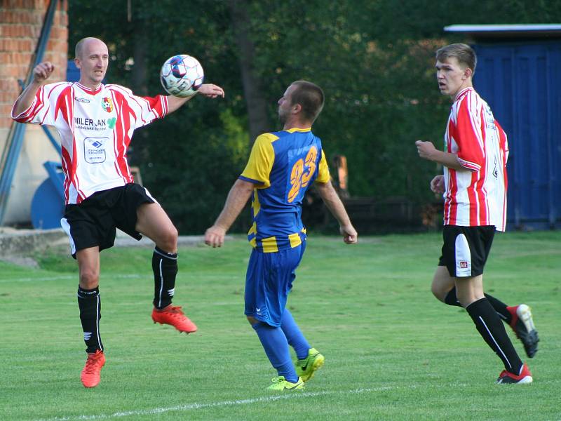 Fotbalisté Byšic (modrožluté dresy) ve své podzimní domácí premiéře porazili Holubice 3:1.