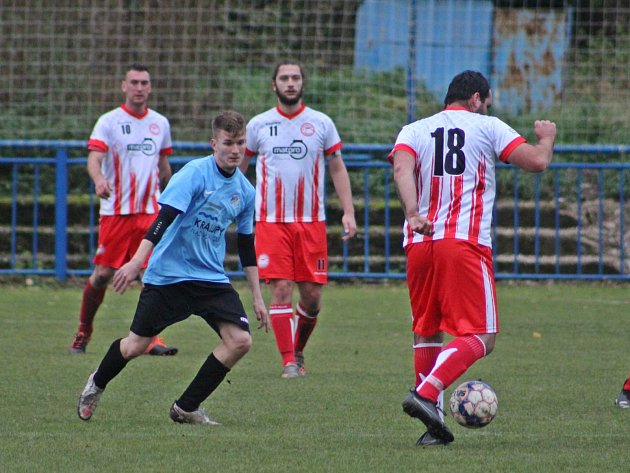 IV. třída, 12. kolo: FK Kralupy 1901 B (v modrých dresech) - Čechie Kralupy (3:0)