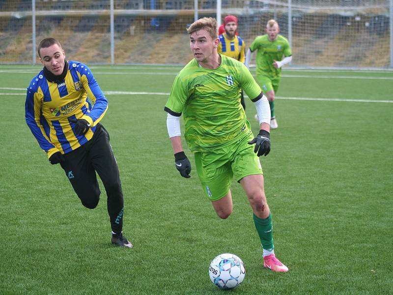 Fotbalisté FK Neratovice/Byškovice (žlutomodré dresy) v prvním přípravném utkání podlehli třetiligovému FK Loko Vltavín 3:4.