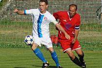 Krušovický pohár, semifinále: Votice - Dynamo Nelahozeves (v červeném).