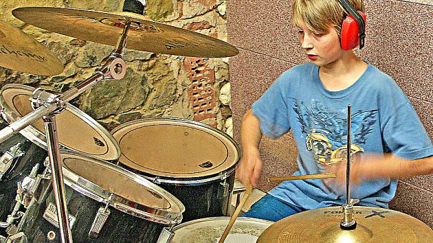 Nadějný jedenáctiletý bubeník Martin Benda z Úžic při zkoušce v suterénu Základní umělecké školy v Kralupech nad Vltavou. 