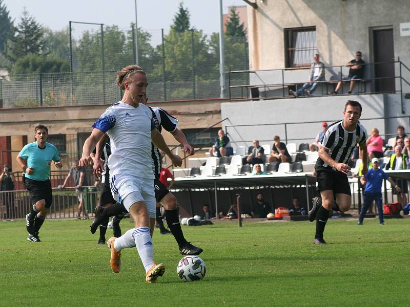 Fotbalisté Brandýsa (v tmavém) v divizní sezoně poprvé ztratili v domácím prostředí, s Kladnem prohráli 2:3.