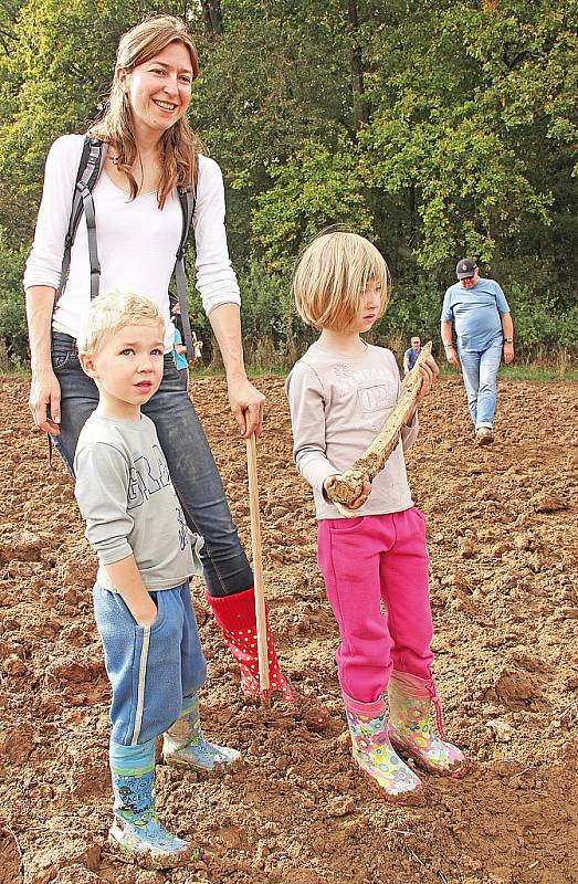 Malí a velcí archeologové hledali v Lobči pazourky.