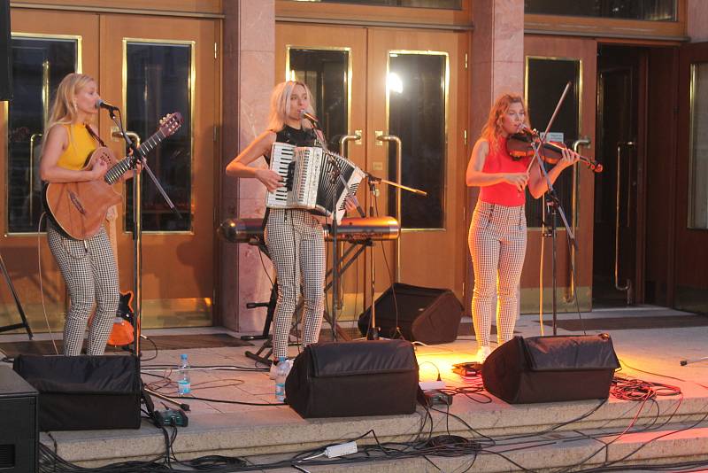 Koncert sesterského tria The Priester Sisters nabídl posluchačům kromě swingu také balkánské či slovenské lidové písně.