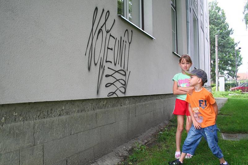 Sprejer počmáral budovu školy a školky v Malém Újezdě