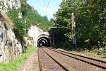 Tunely na trati mezi Nelahozevsí a Kralupy nad Vltavou.