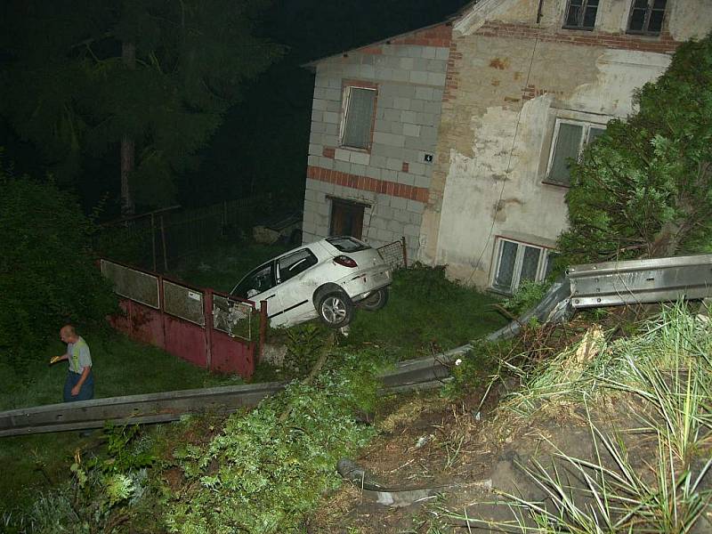 Fiat prorazil svodidla a skončil na zahradě rodinného domu