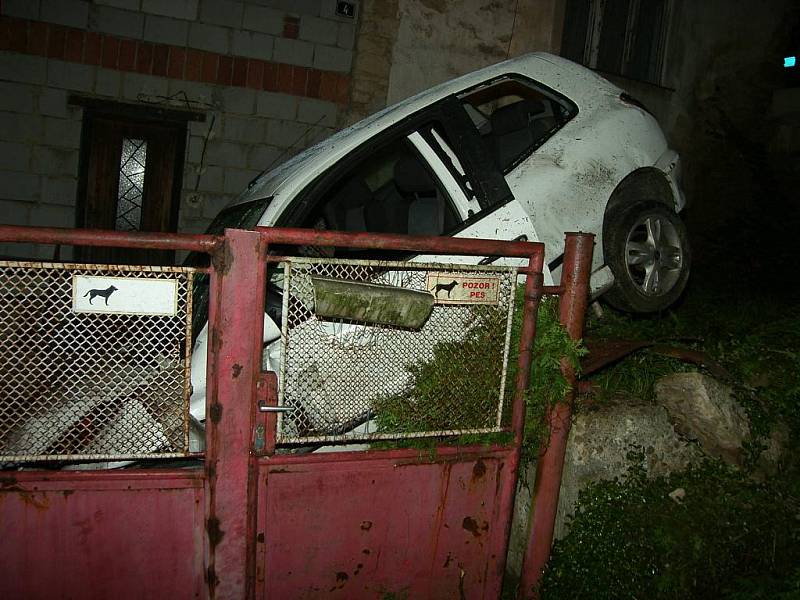 Fiat prorazil svodidla a skončil na zahradě rodinného domu