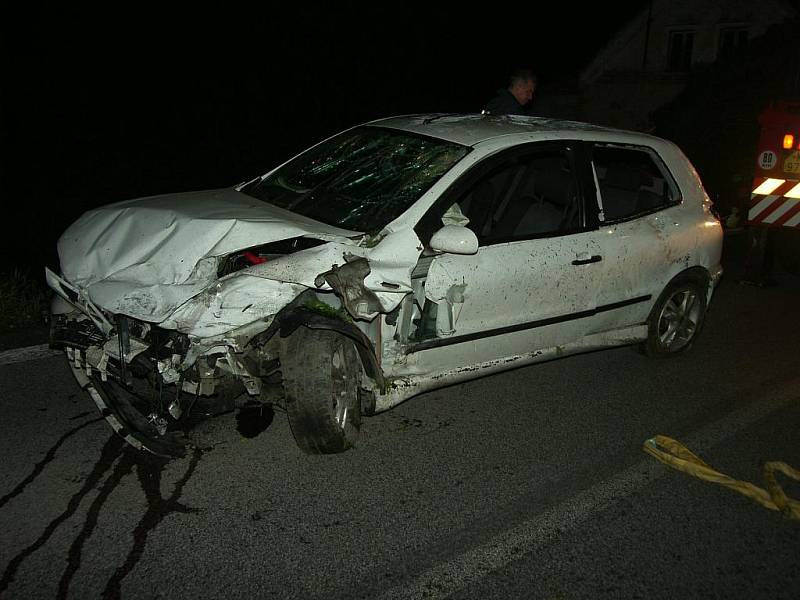 Fiat prorazil svodidla a skončil na zahradě rodinného domu