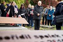 Památníku z dílny želízského uměleckého kováře a skláře Miroslava Liederhause požehnal biskup litoměřický Jan Baxant.