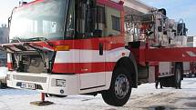 Nová plošina mělnických profesionálních hasičů má mnohem lepší vlastnosti než ta původní dvacet let stará