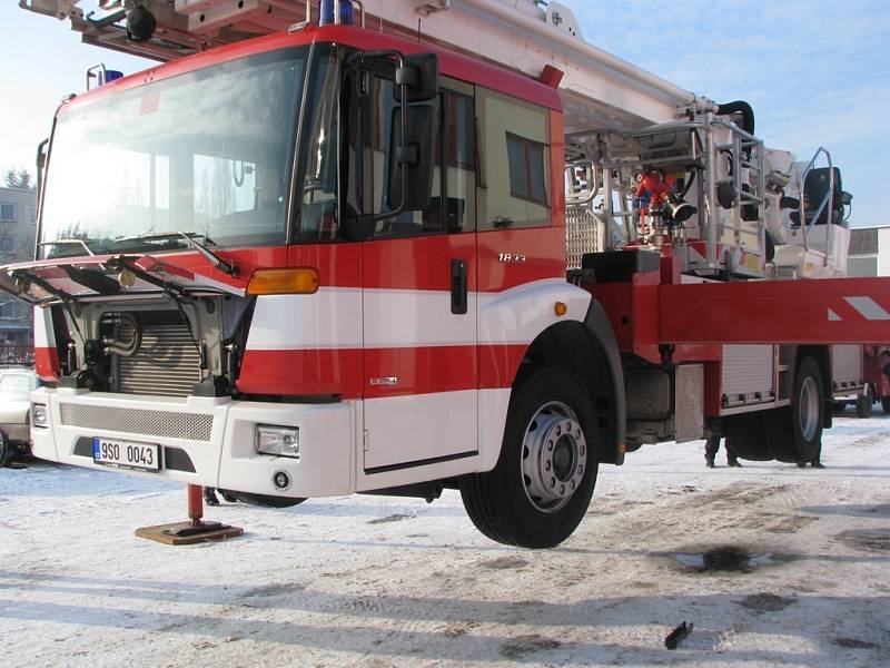 Nová plošina mělnických profesionálních hasičů má mnohem lepší vlastnosti než ta původní dvacet let stará