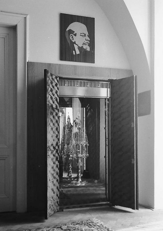 Trezor s gotickou stříbrnou monstrancí, nad ním intarzie V.I. Lenina (dar družebního města Solncevo)
