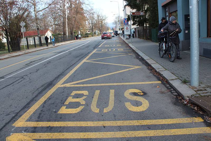 V souvislosti se vznikem nové přestupní autobusové zastávky v ulici Mánesova, která je nyní v souběhu s železniční zastávkou, a umožňuje tak přestup z vlaku na autobus a naopak, řeší nyní vedení města optimální zajištění obslužnosti zastávek.