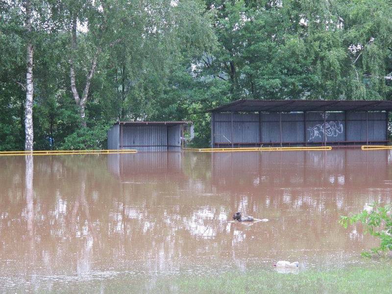 Zatopené fotbalové hřiště v Mlékojedech.