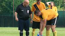 Fotbalisté Čečelic (v zeleném) v prvním utkání po návratu do okresního přeboru porazili Velký Borek 2:1.