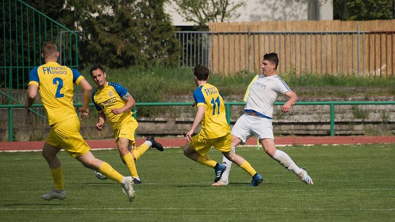 Fotbalisté Neratovic (ve žlutém) porazili v domácím utkání 24. kola divize B Slaný 2:0.