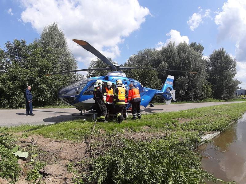 Lidský život si v úterý dopoledne vyžádal střet auta s osobním vlakem na Praze-východ.