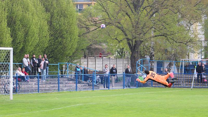 Fotbalisté FK Kralupy 1901 (modré dresy) pokračovali v jarní krasojízdě také v derby s Libčicemi, velkého soupeře doma porazili 5:2.