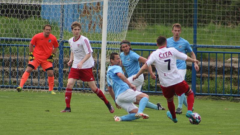 Fotbalisté FK Kralupy 1901 (modré dresy) pokračovali v jarní krasojízdě také v derby s Libčicemi, velkého soupeře doma porazili 5:2.