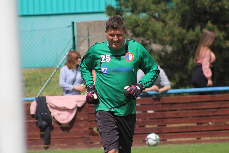 Stará garda FK Pšovka Mělník nastoupila proti týmu Real Top Praha. Hosté vyhráli charitativní utkání 9:2.