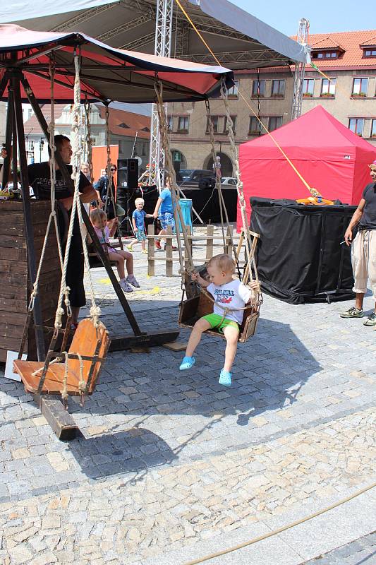 Svatoantonínský jarmark na mělnickém náměstí Míru přilákal v sobotu nejen místní, ale dokonce i turisty ze zahraničí.