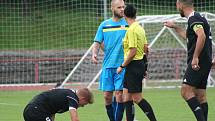 Fotbalisté FK Neratovice/Byškovice (v modrém) porazili v předposledním kole divize B sousedy ze Sokola Libiš 5:1.