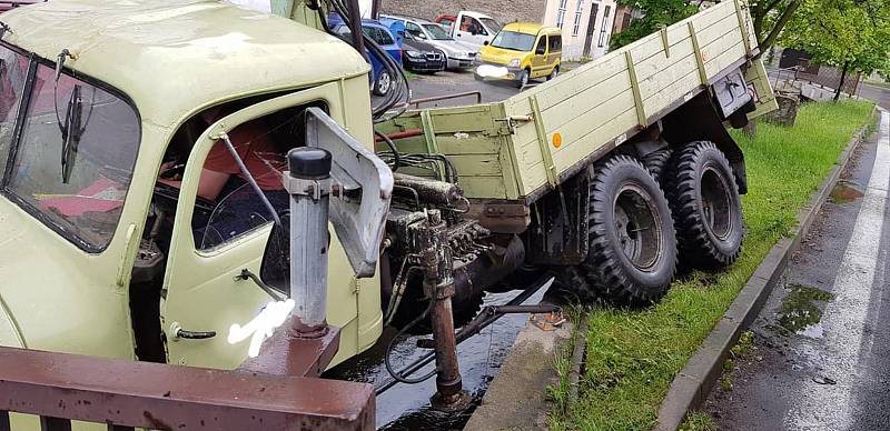 K nehodě nákladního automobilu, který skočil částečně v potoce, došlo v sobotu odpoledne v obci Liběchov.