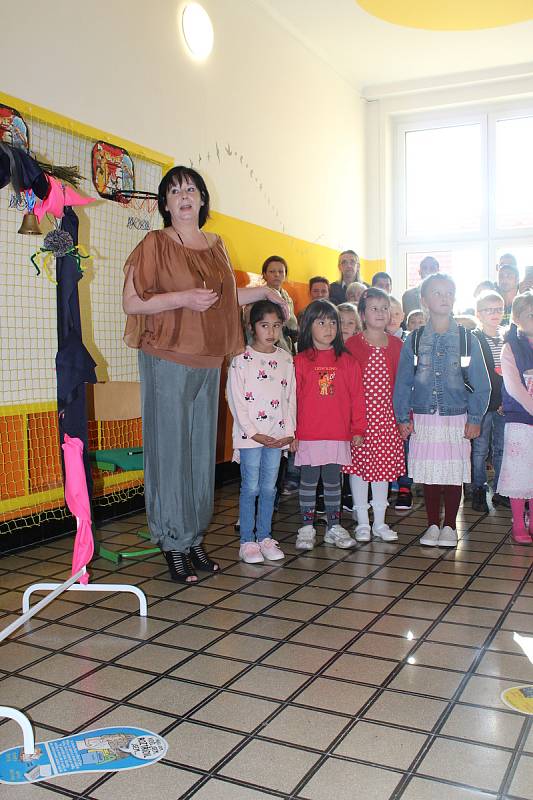 Prvňáčky, kteří nastoupili do základní školy v Lužci nad Vltavou, čekalo netradiční přivítání.