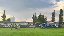 Zásah záchranářů na fotbalovém hřišti v Odoleně Vodě u muže s náhlou zástavou krevního oběhu.