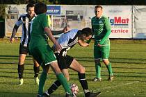 Fotbalisté Sokola Tišice (v zeleném) prohráli domácí zápas 11. kola okresního přeboru s týmem SK Mšeno 2:3.