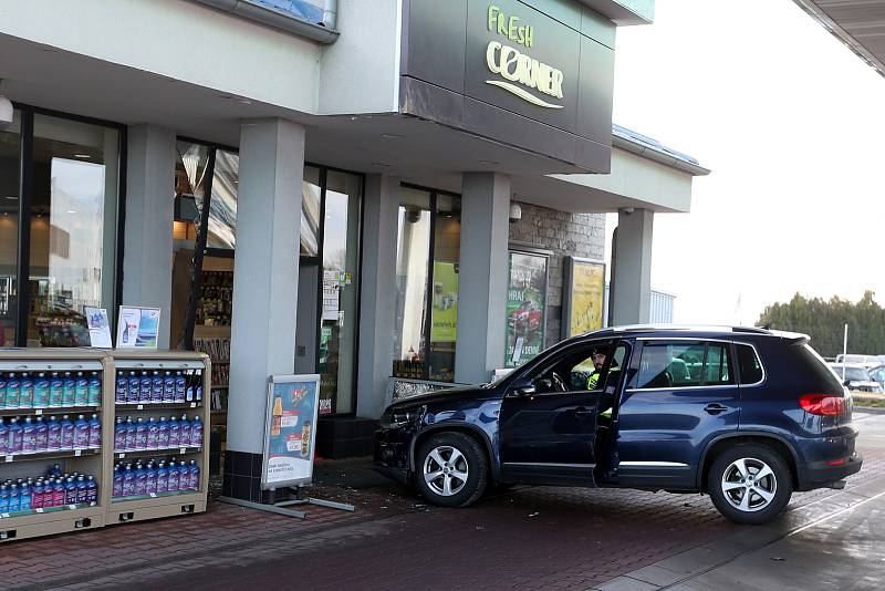 Opilá řidička vjela autem do prodejny čerpací stanice na dálnici D8 u obce Zdiby.