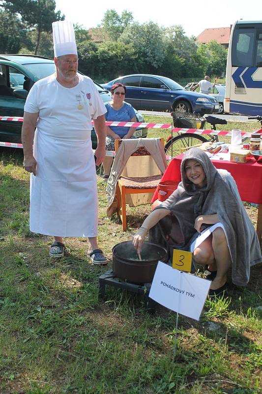 Prosluněný den ve městě Veltrusy začal vůní smažené cibulky a masa.