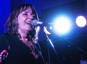 V hospodě Nostalgická myš v Šemanovicích u Kokořína vystoupila kapela Bachtale Apsa se zpěvačkou Bárou Hrzánovou.