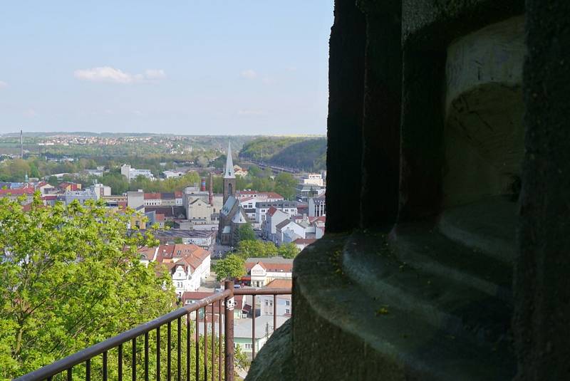 Součástí civilní ochrany Kralup byla i pozorovatelna na vrcholku Hostibejku.