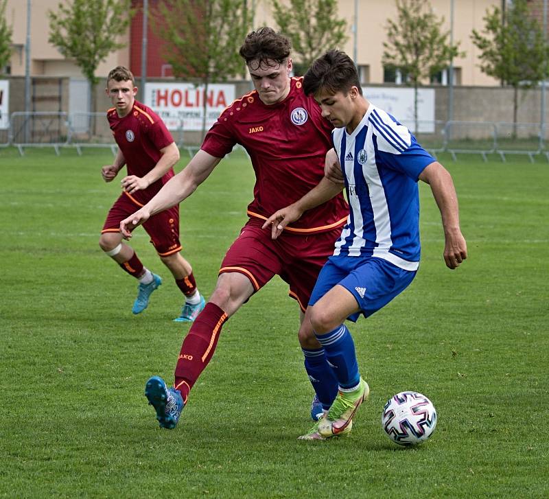 Fotbalisté Sokola Libiš (modrobílá kombinace) rozdrtili v domácím utkání 24. kola divize C Náchod 5:0.