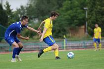 Fotbalisté FK Neratovice-Byškovice (žluté dresy) v posledním přípravném utkání před startem divize porazili třetiligový FK Králův Dvůr 3:0.