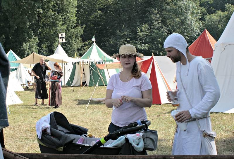 Hořinský park opět po roce ožil rytířským kláním, šermem a středověkou hudbou.