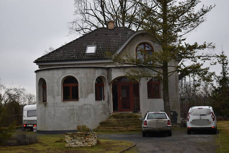 Poklidná obec Vysoká - Bosyně na Kokořínsku se stala v neděli dějištěm hrůzy. Mladá žena zde měla podle policie brutálně zavraždit svého partnera.