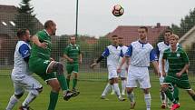 Fotbalisté Sokola Tišice (v zeleném) v 7. kole okresního přeboru ztratili nadějně rozehraný zápas se Slovanem Horní Beřkovice, hosté nakonec vyhráli 5:2.